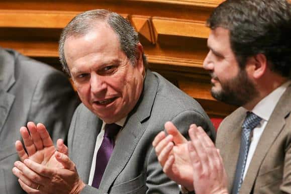 Carlos César reitera que não beneficia de ajuda dupla