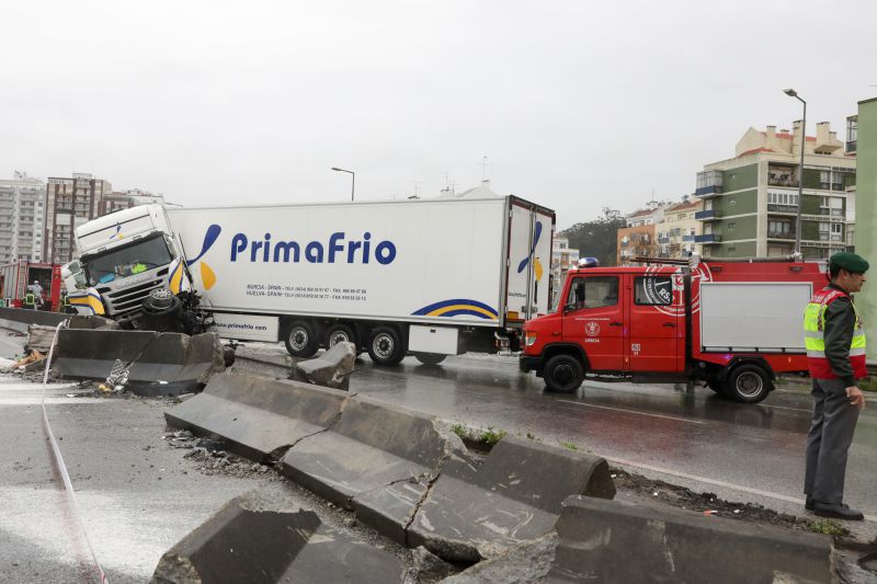 Segunda Circular cortada em ambos os sentidos devido a despiste de camião. Não há previsão para reabertura
