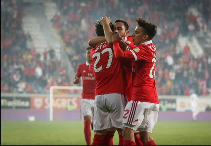 Golo de Salvio nos descontos mantém Benfica na corrida pelo título