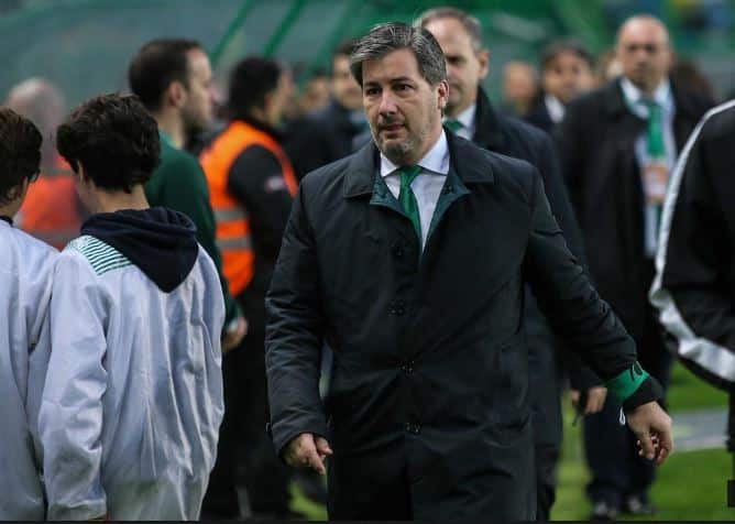 Bruno de Carvalho vaiado ao entrar em campo