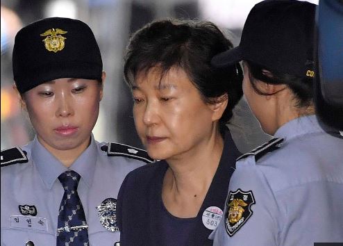 Ex-presidente da Coreia do Sul condenada a 24 anos de prisão