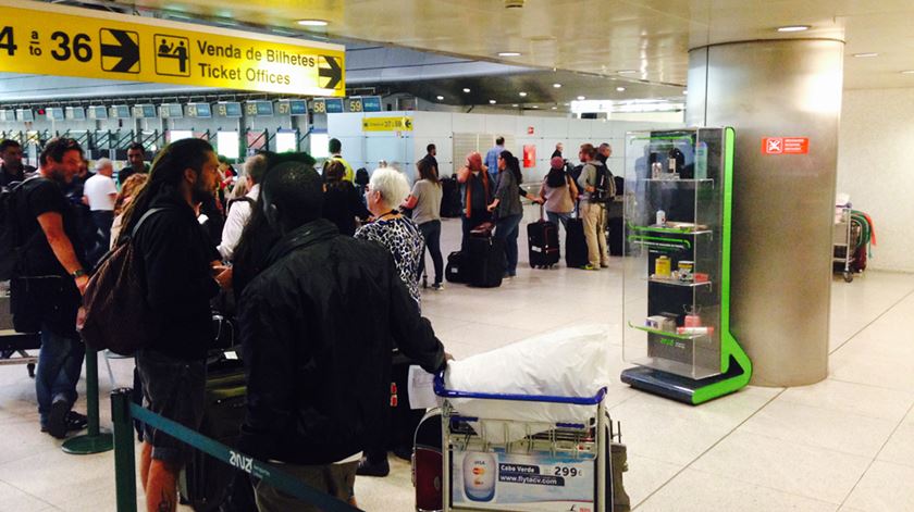 Culpa das filas no aeroporto de Lisboa é "a falta de condições do próprio aeroporto"