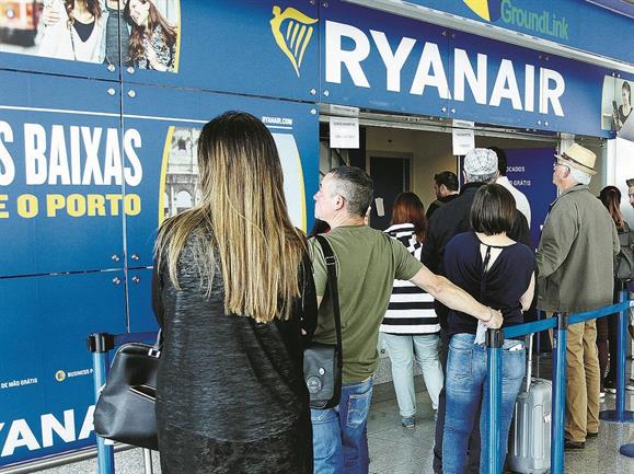 Greve de tripulantes da Ryanair ganha escala europeia