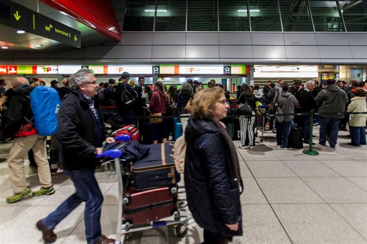 Cancelamento de voos da TAP indigna passageiros