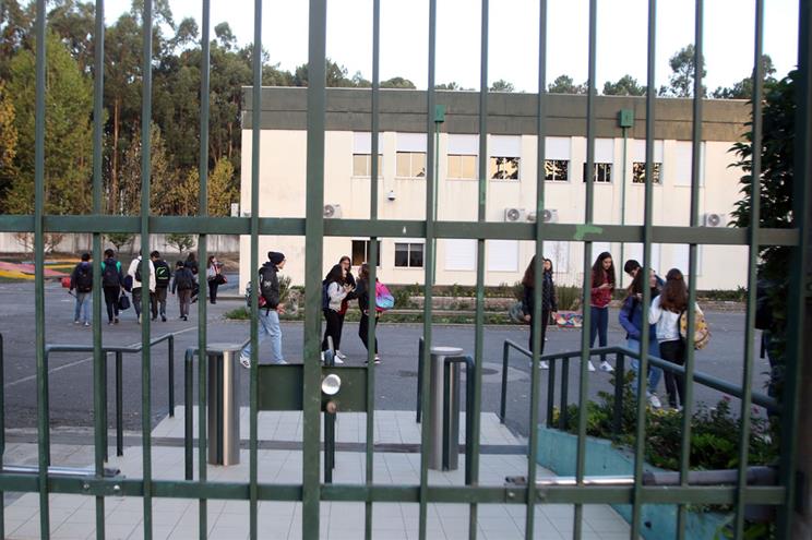 Oito em cada dez escolas tem falta de funcionários