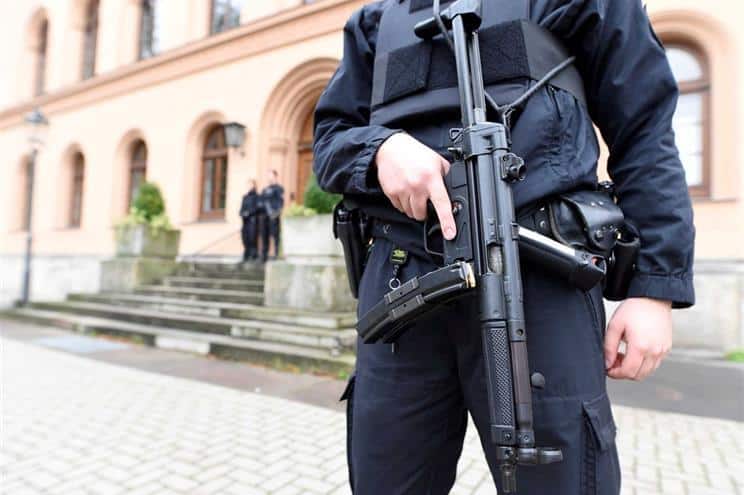 Homem armado matou dois polícias e um civil na Bélgica