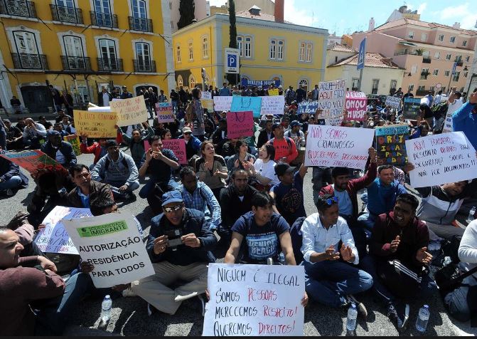 Imigrantes em protesto contra falta de documentos