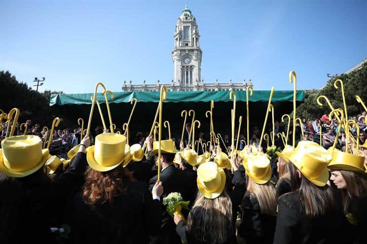 Licenciados aflitos para pagar créditos feitos para pagar cursos