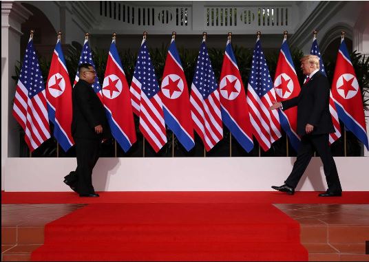 O aperto de mão simbólico e histórico entre Kim e Trump