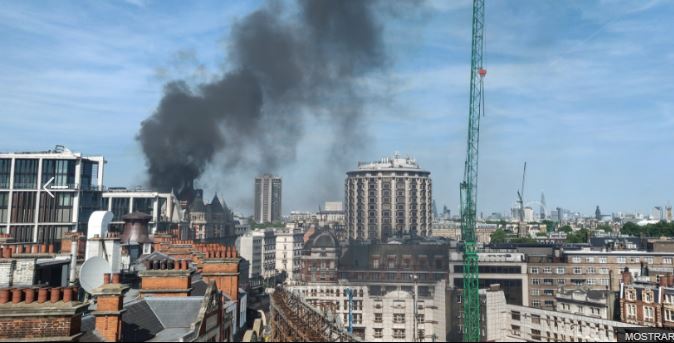 Incêndio de grandes dimensões consome hotel em Londres