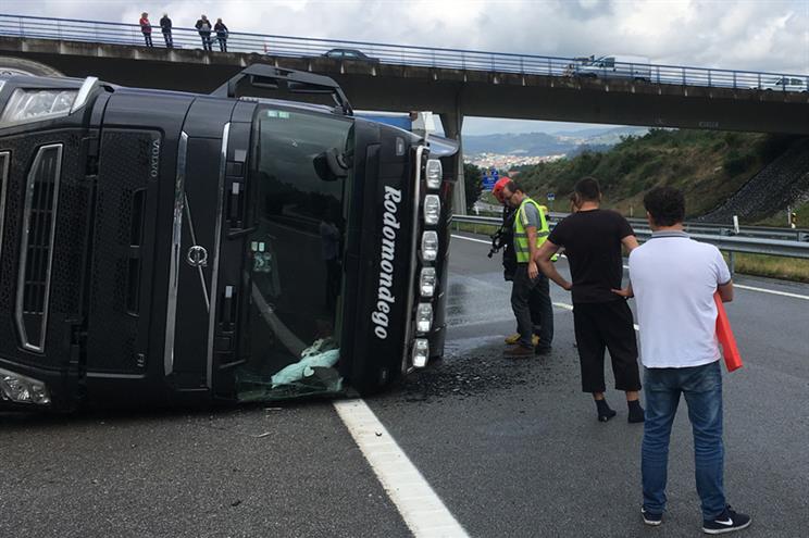 A7 cortada ao trânsito após despiste de camião