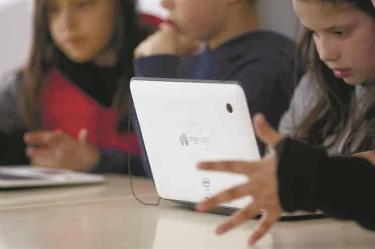 Explicações por Skype dão salário extra a professores