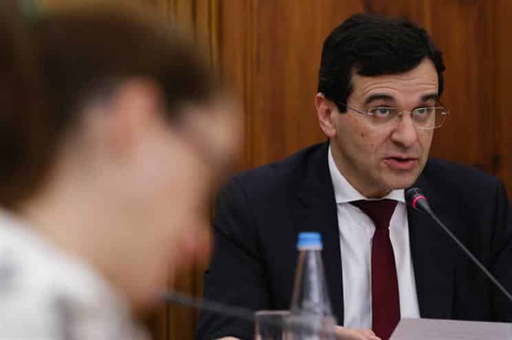 Contratações na saúde por causa das 35 horas serão feitas em duas fases