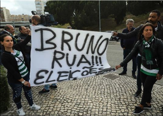 Centenas de adeptos pedem demissão de Bruno de Carvalho em Alvalade