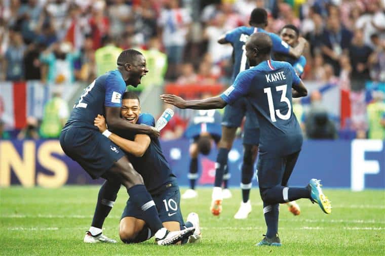 Mundial. Dona França e os seus Galos Negros
