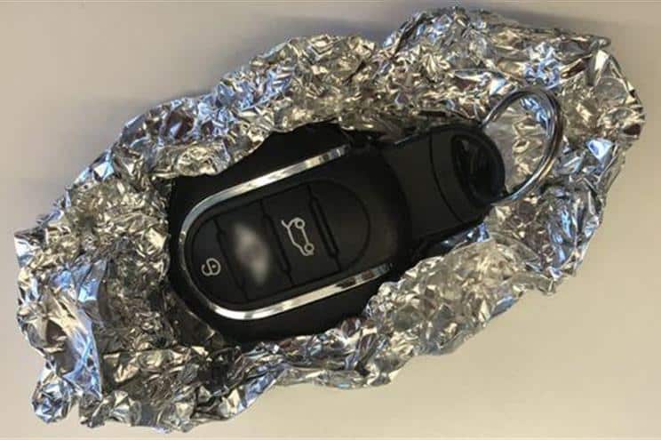 Sabia que deve embrulhar as chaves do carro em papel de alumínio?