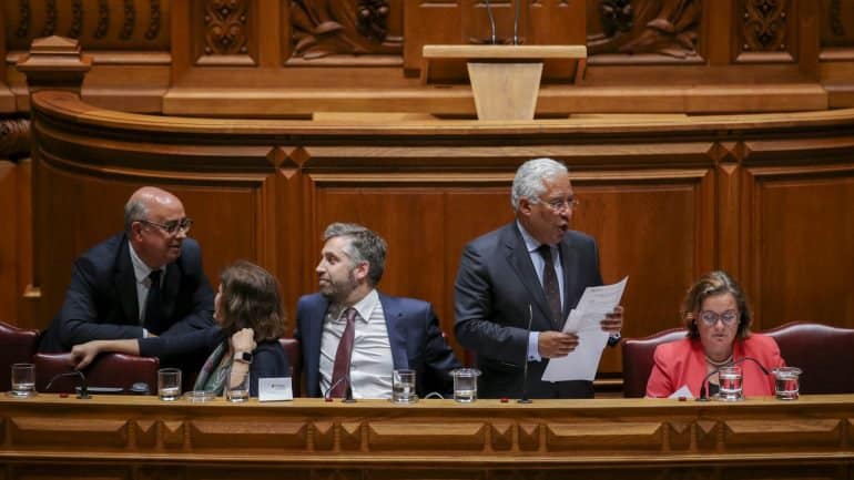 Constitucional deixa prescrever multas. Partidos livram-se de pagar milhares de euros