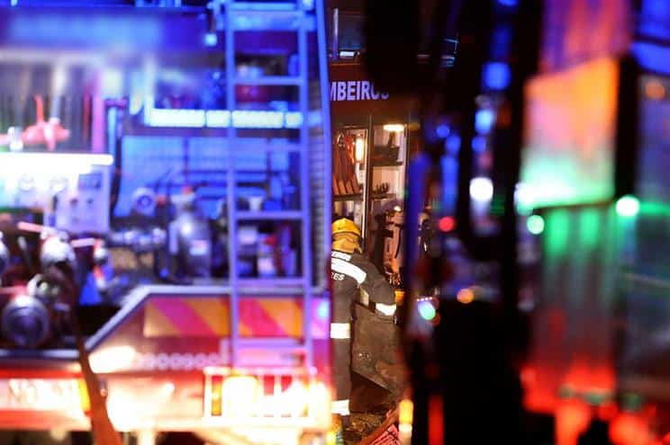 Camião do lixo bate em prédio e obriga à retirada dos moradores no Seixal