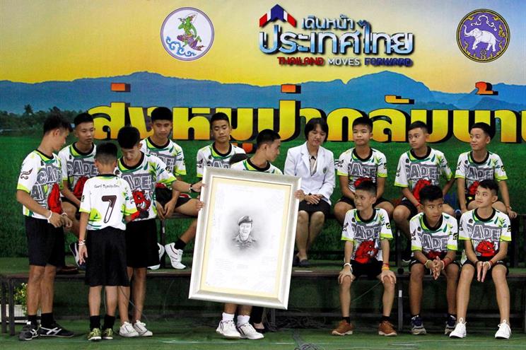 Rapazes e treinador em cerimónia budista para os proteger de infortúnios