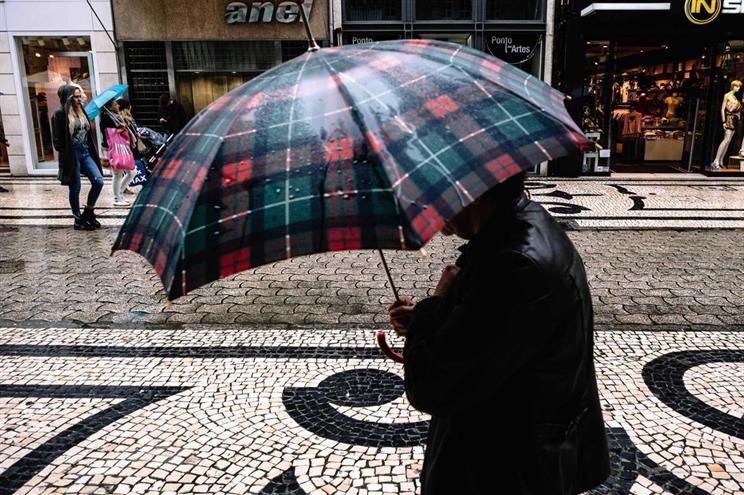 Temperaturas chegam aos 28 graus mas com chuva