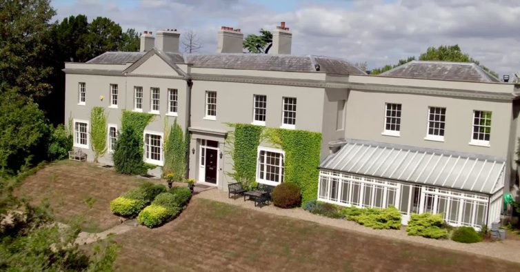 Esta mansão custa 5,9 milhões mas está à venda por 15€