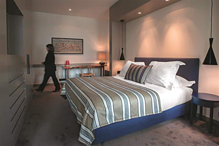 Há muitos turistas mas quartos estão a preço de “saldo”