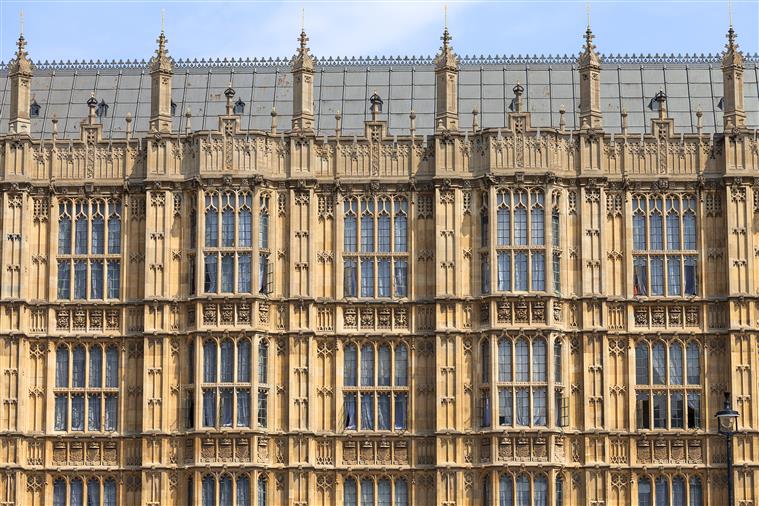 Homem detido após embater com carro contra barreiras junto ao parlamento em Londres
