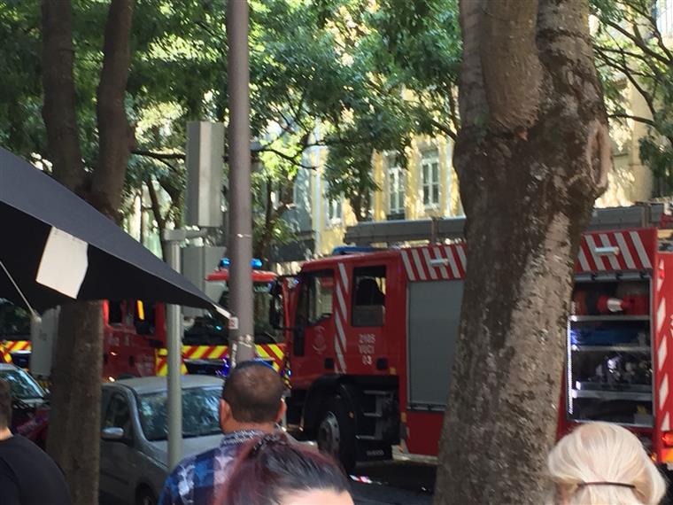 Incêndio em prédio de habitação na Rua Ferreira Borges, em Campo de Ourique | Vídeo