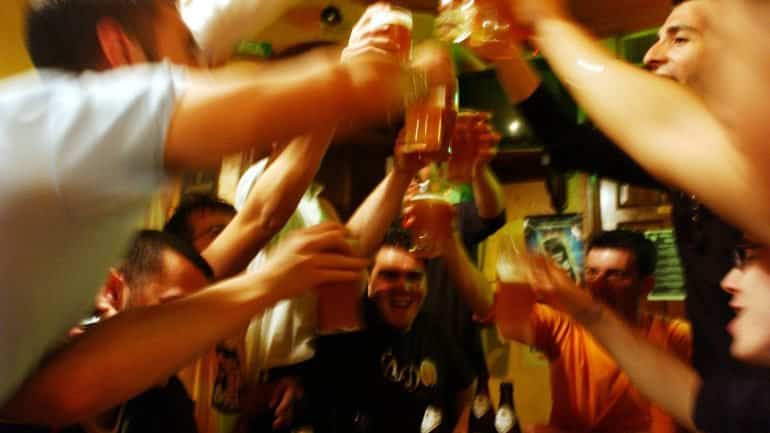 Efeitos do consumo de álcool e tabaco podem começar logo aos 17 anos