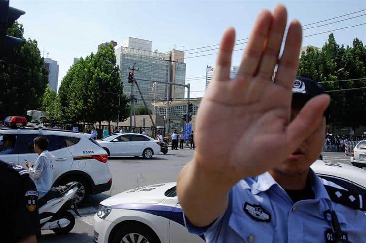 Crítico do governo chinês desapareceu após polícia ter interrompido entrevista