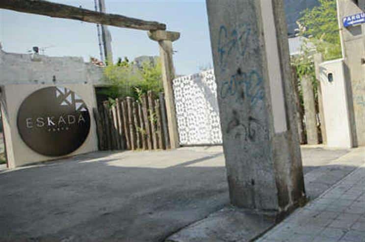 Dois jovens esfaqueados à porta da discoteca Eskada no Porto