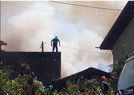 Bombeiros combatem incêndio em anexo fabril em Santa Maria de Lamas