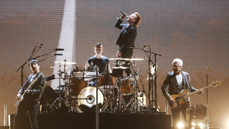 U2 forçados a interromper concerto em Berlim após Bono ter perdido subitamente a voz