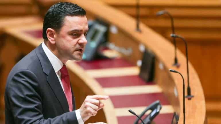 Porque não compraram comboios em 2012? O Sr. podia ter comprado em 2016 e não o fez