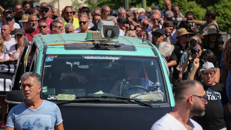 Uma semana depois, taxistas terminam protesto contra lei das plataformas eletrónicas