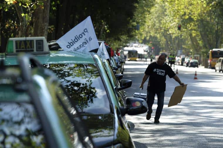 Protesto. PCP e BE aceitam receber taxistas