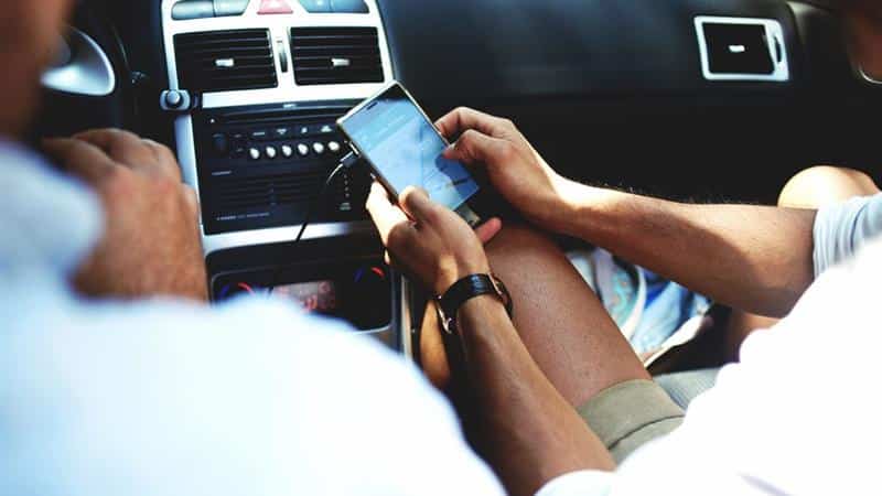 Saiba porque não deve carregar o telemóvel no carro