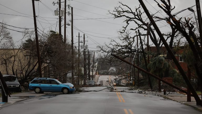 Furacão Michael matou duas pessoas na Flórida e passa à categoria 1