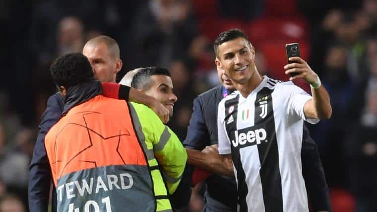 CR7 é aplaudido de pé em Old Trafford e tira selfie com adepto | VÍDEO