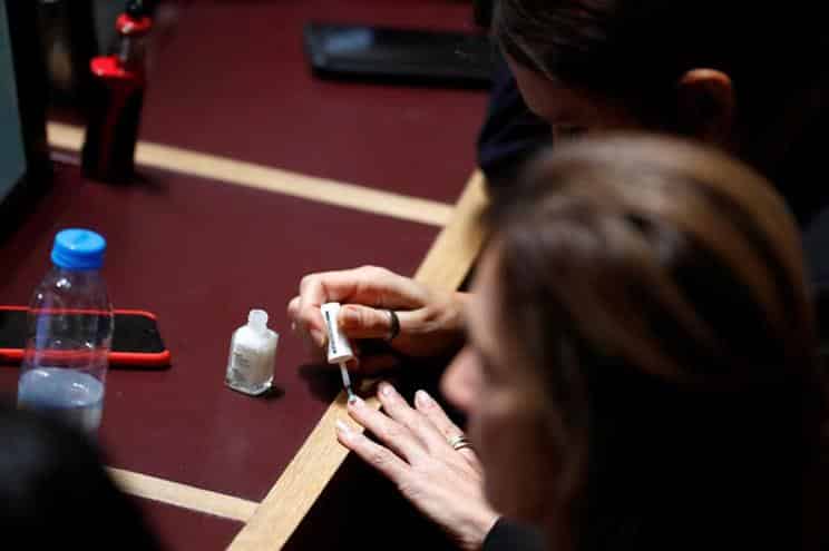 Foto da Reuters mostra deputada Isabel Moreira a pintar as unhas na Assembleia