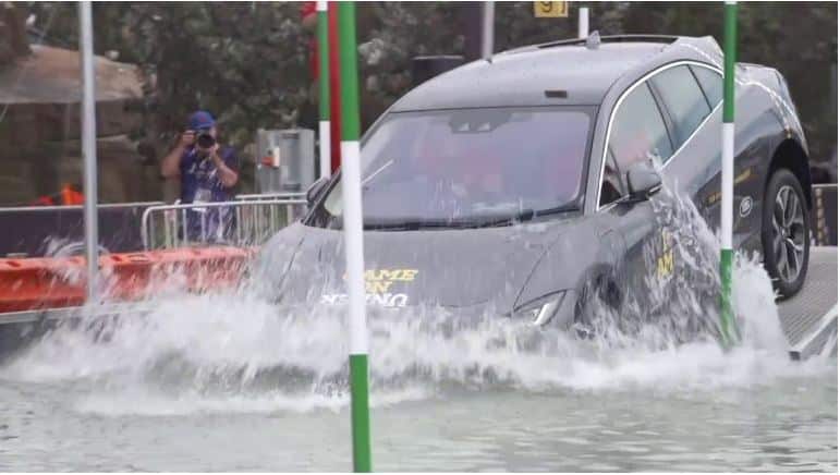Medo de guiar à chuva um carro eléctrico? Veja isto
