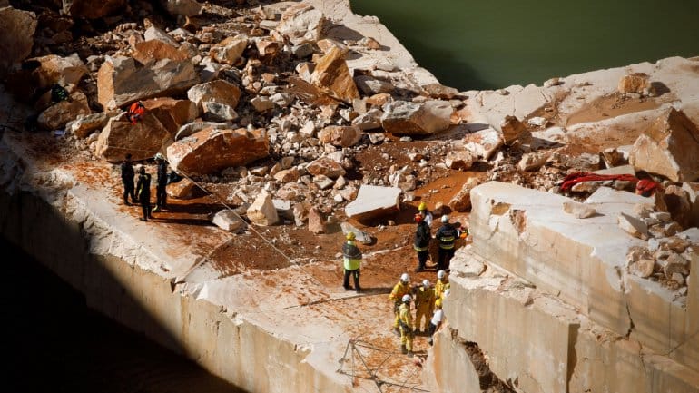 Cães terão localizado a segunda vítima da derrocada na pedreira de Borba