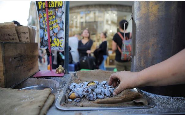 Quentes e caras: as castanhas não chegam para as encomendas e o preço disparou