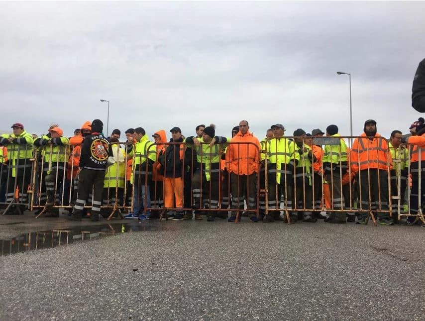 Tensão à entrada do Porto de Setúbal. Estivadores em greve bloqueiam entrada de autocarro com trabalhadores