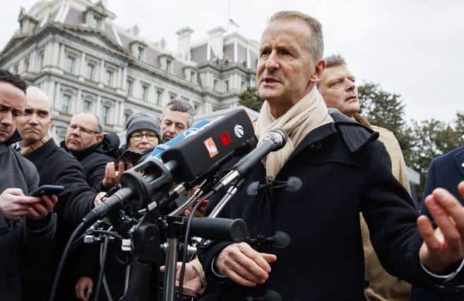 Braço-de-ferro. Trump reúne com VW, Mercedes e BMW