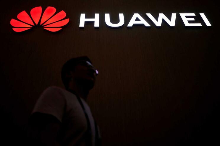 Huawei sanciona dois funcionários que utilizaram iPhone