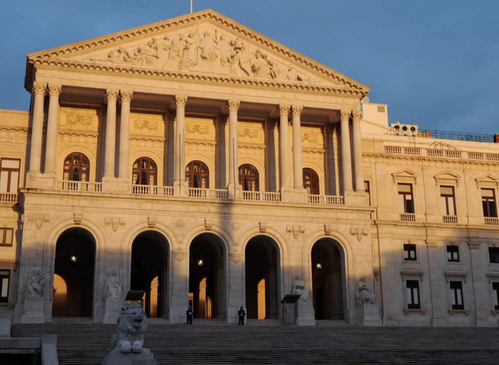 Deputados podem vir a ter três subsídios fundidos num só