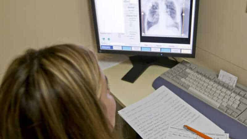 Técnicos de diagnóstico "indignados" com o governo querem intervenção de Marcelo