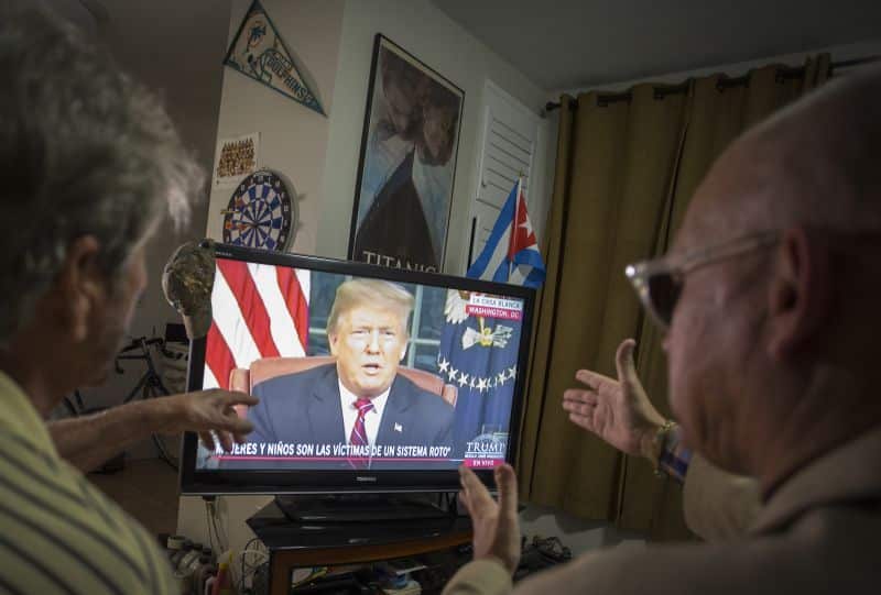 Donald Trump justifica muro entre EUA e México com "crescente crise humanitária"