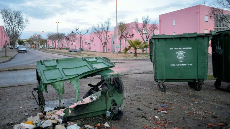 30 caixotes e um autocarro incendiados na área de Lisboa e em Setúbal